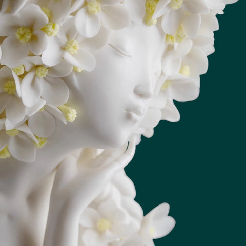 Serene Blanc de Chine Lady