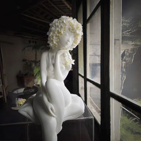 Serene Blanc de Chine Lady