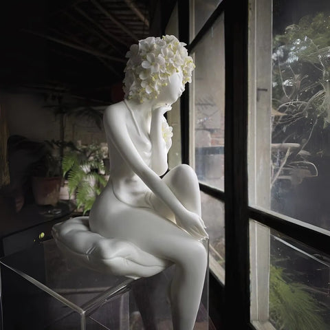 Serene Blanc de Chine Lady
