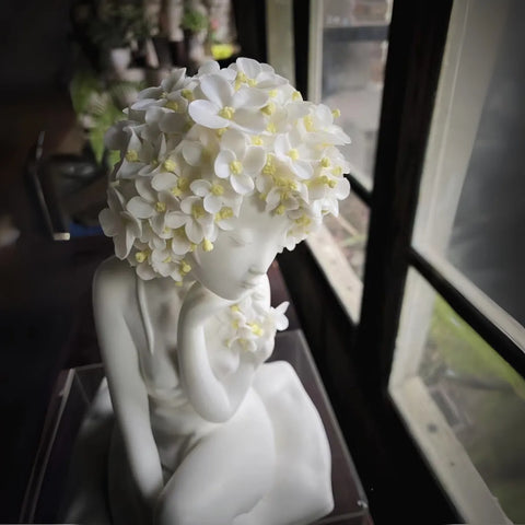 Serene Blanc de Chine Lady