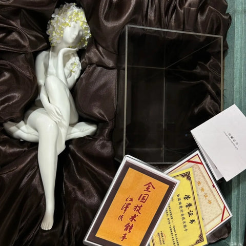 Serene Blanc de Chine Lady
